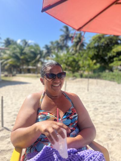 Turistas aproveitando petiscos em uma barraca de praia rústica em Paripueira com mesas de plástico na areia